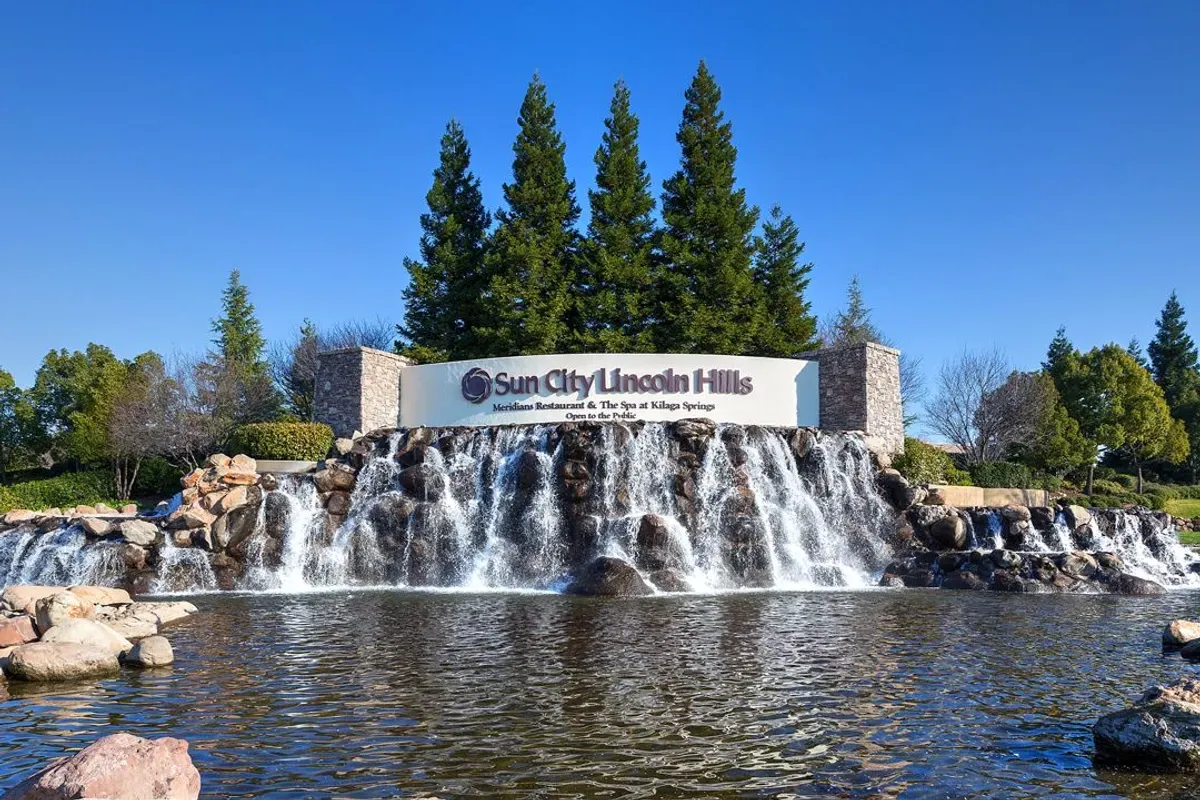 Sun City Lincoln Hills entrance with waterfall fountain