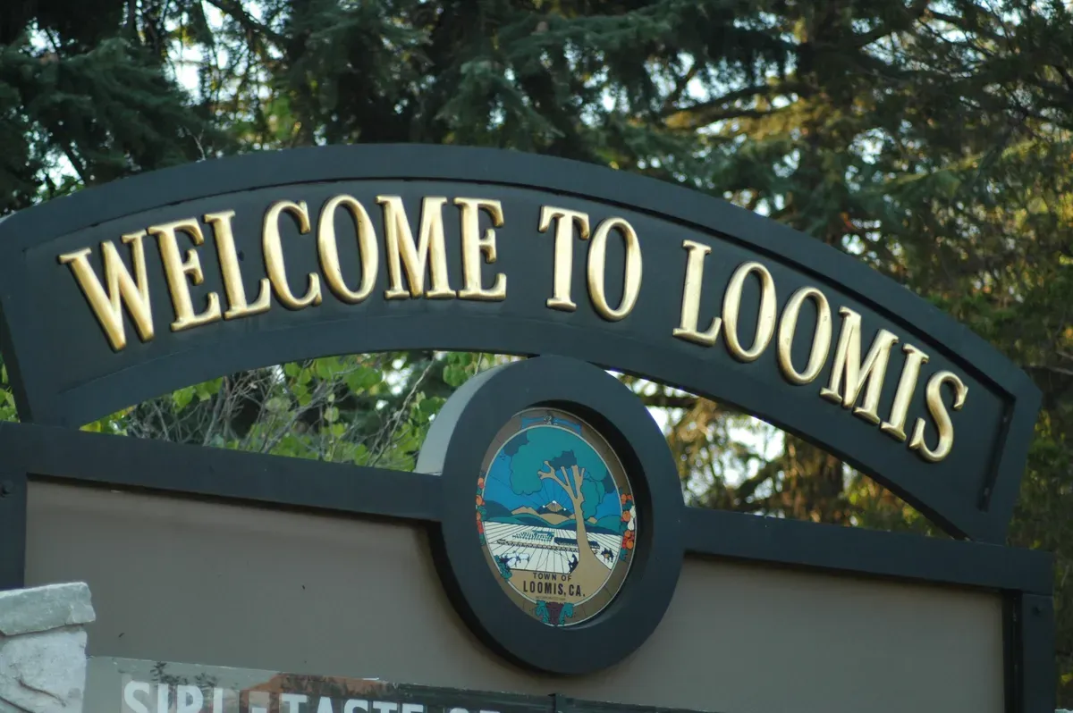 Welcome to Loomis sign